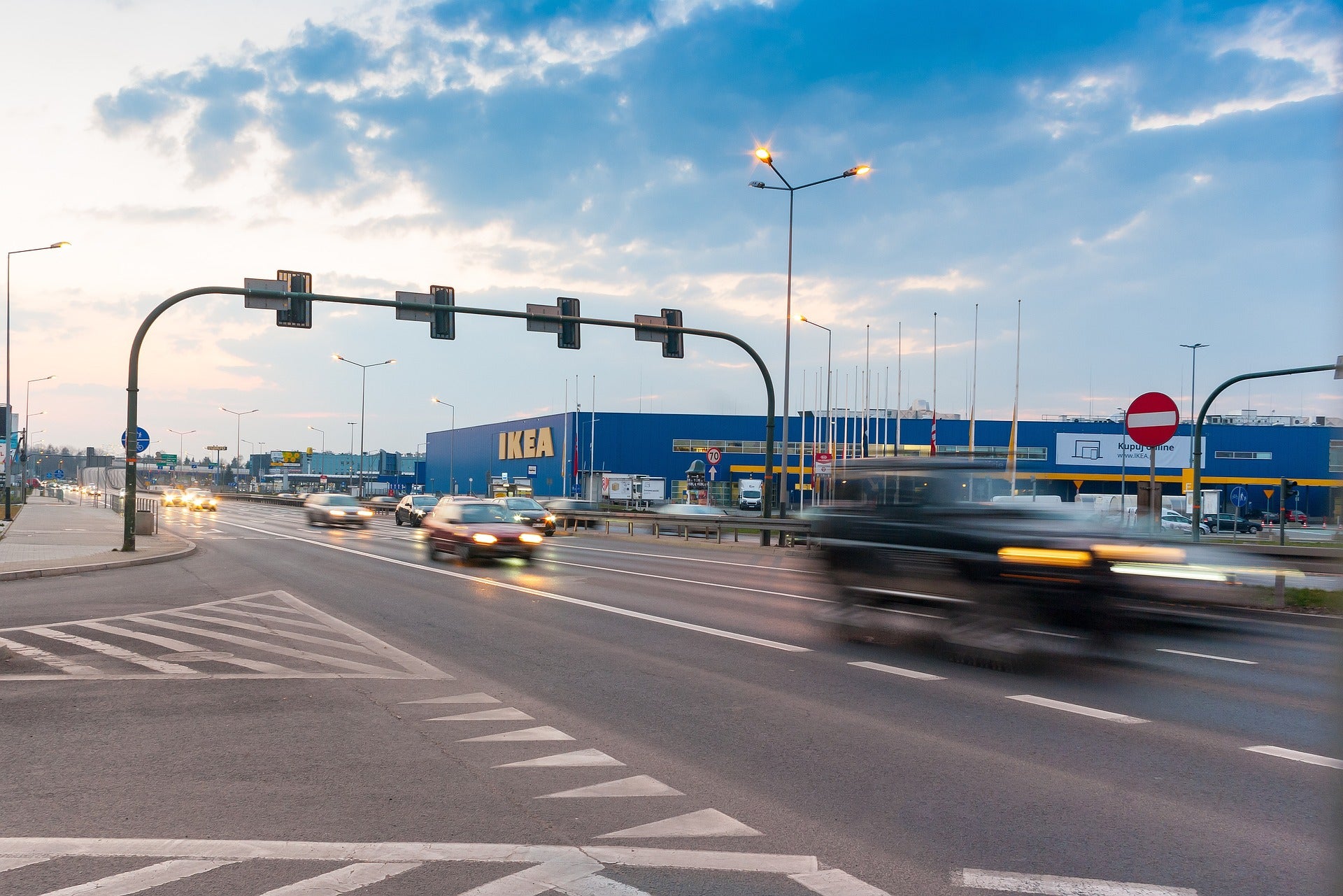 Bild von Ikea, aufgenommen von einem Aussichtspunkt auf der Autobahn